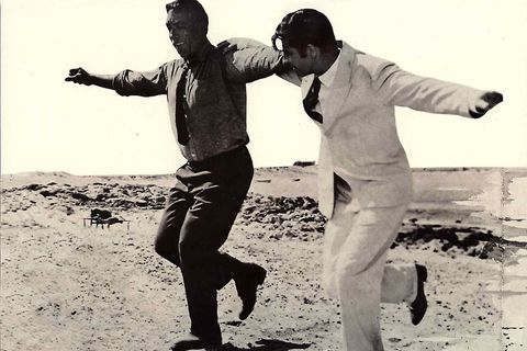 Eins, zwei, sorgenfrei: Tanzend, singend und blühend kannte man Anthony Quinn (links) nicht nur aus "Alexis Sorbas" (1964).