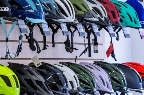 Nicht alle tragen einen Fahrradhelm, viele wünschen sich aber eine Helmpflicht. (Symbolbild) Foto: Jens Büttner/dpa