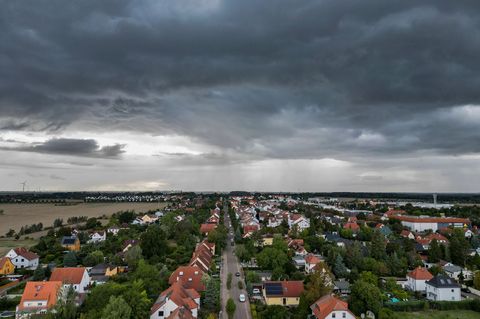 Immer wieder drohen in Sachsen, Sachsen-Anhalt und Thüringen Gewitter. (Symbolbild) Foto: Jan Woitas/dpa