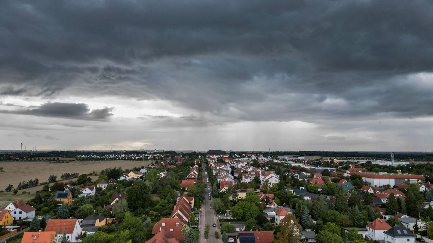 Immer wieder drohen in Sachsen, Sachsen-Anhalt und Thüringen Gewitter. (Symbolbild) Foto: Jan Woitas/dpa