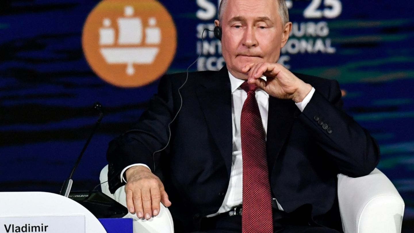 Wladimir Putin auf dem Wirtschaftsforum 2025