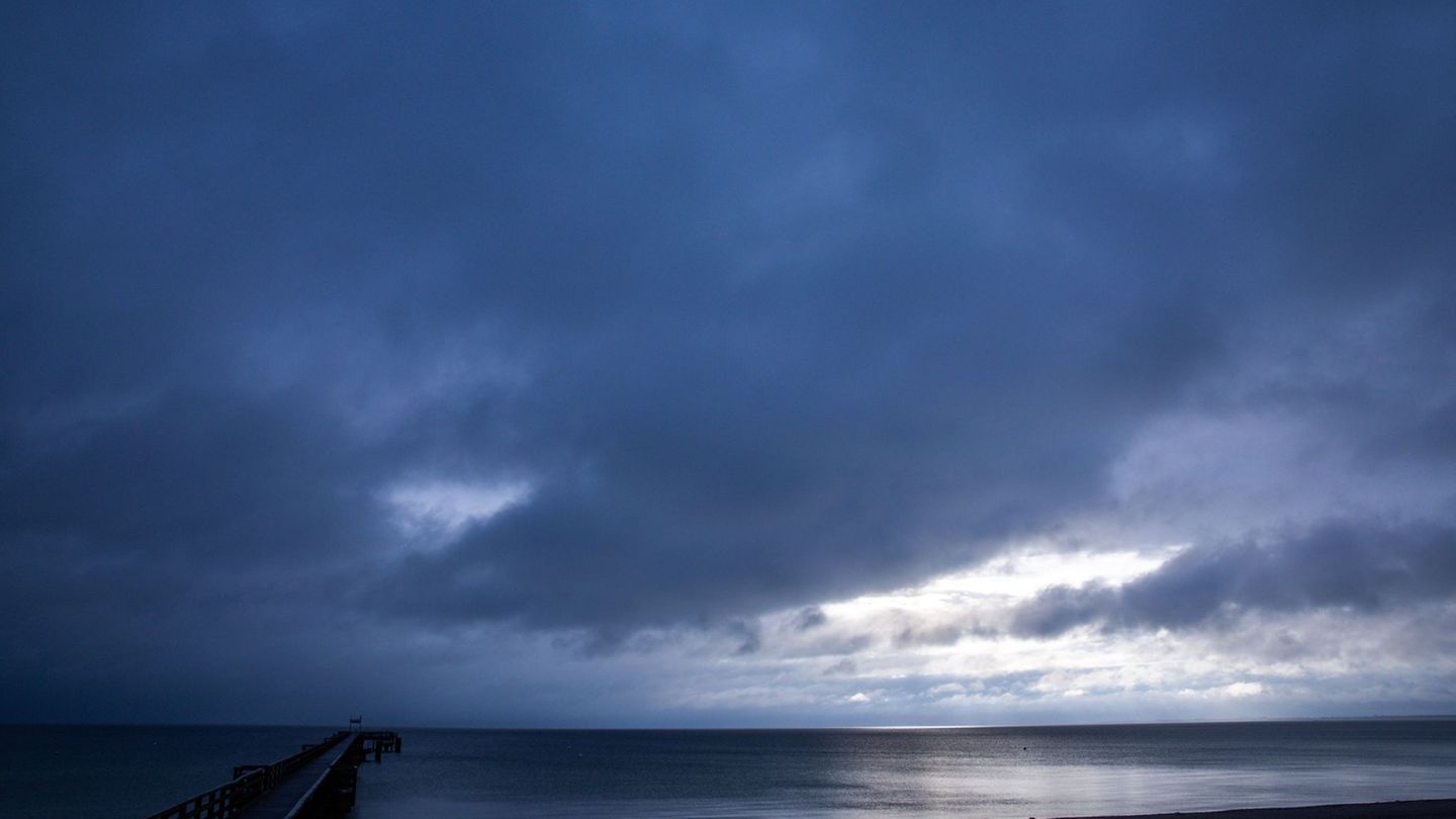 Die Wetteraussichten für den Norden sehen in den kommenden Tagen eher schlecht aus. (Symbolbild) Foto: Jens Büttner/dpa
