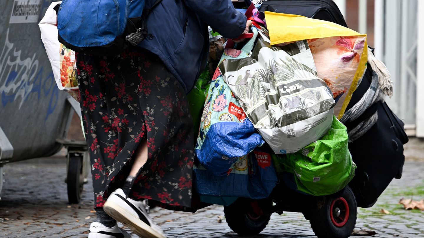 Armut ist auch im Alltag oft sichtbar. (Archivbild) Foto: Arne Dedert/dpa