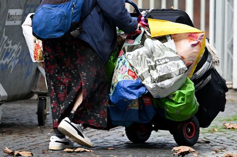 Armut ist auch im Alltag oft sichtbar. (Archivbild) Foto: Arne Dedert/dpa
