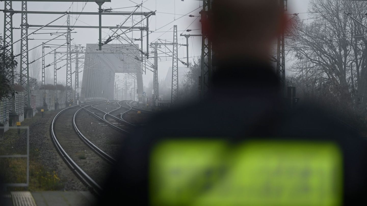 Der 15-Jährige kam der Oberleitung zu nah und erlitt lebensbedrohliche Verbrennungen. (Symbolbild) Foto: Katharina Kausche/dpa