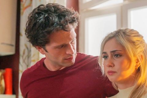 „Rote Rosen“: Jonas (l.) versucht, Toni zu trösten.