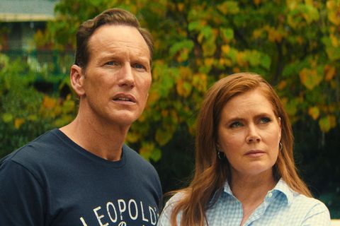 Das erfolgreiche Anwaltspaar Anna (Amy Adams) und Tom Bowden (Patrick Wilson) wird von der Vergangenheit eingeholt. Anna verteidigte einen mutmaßlich brutalen Mörder, Tom war der Staatsanwalt des Prozesses. Nun ist der Mann wieder frei und tut bedrohliche Dinge. Die Apple-Serie "Kap der Angst" ist bereits die dritte Filmadaption des Stoffes.