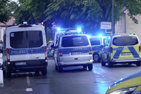 Polizeiautos bei einem Großeinsatz in Dortmund
