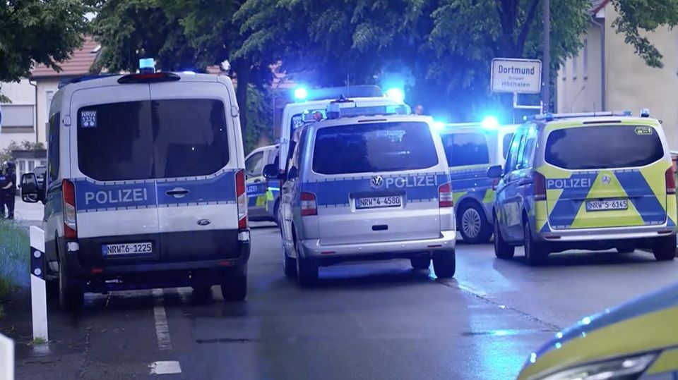 Polizeiautos bei einem Großeinsatz in Dortmund
