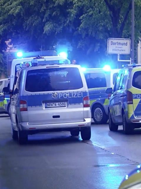 Polizeiautos bei einem Großeinsatz in Dortmund