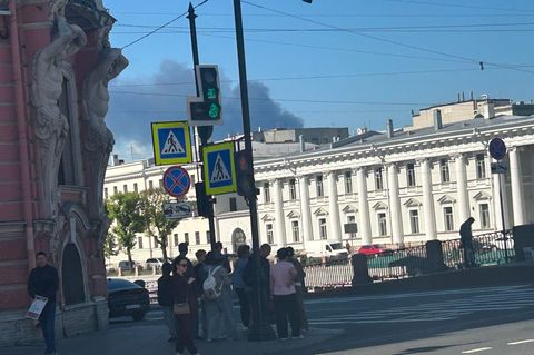 In weiten Teilen der Millionenstadt an der Newa waren nach dem ukrainischen Angriff Rauchschwaden zu sehen. Foto: Ulf Mauder/dpa