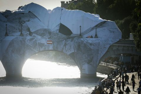 Beschädigte Installation am Pont Neuf