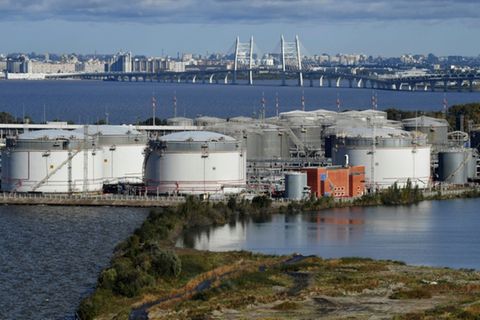 Blick über St. Petersburg mit Ölterminal im Vordergrund