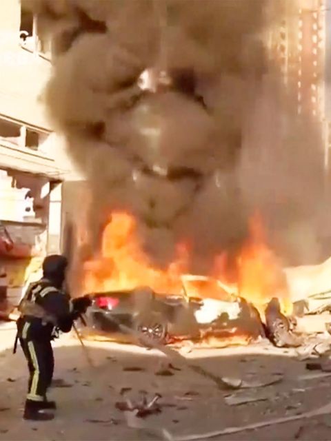 Ein Gebäude in der Ukraine brennt.