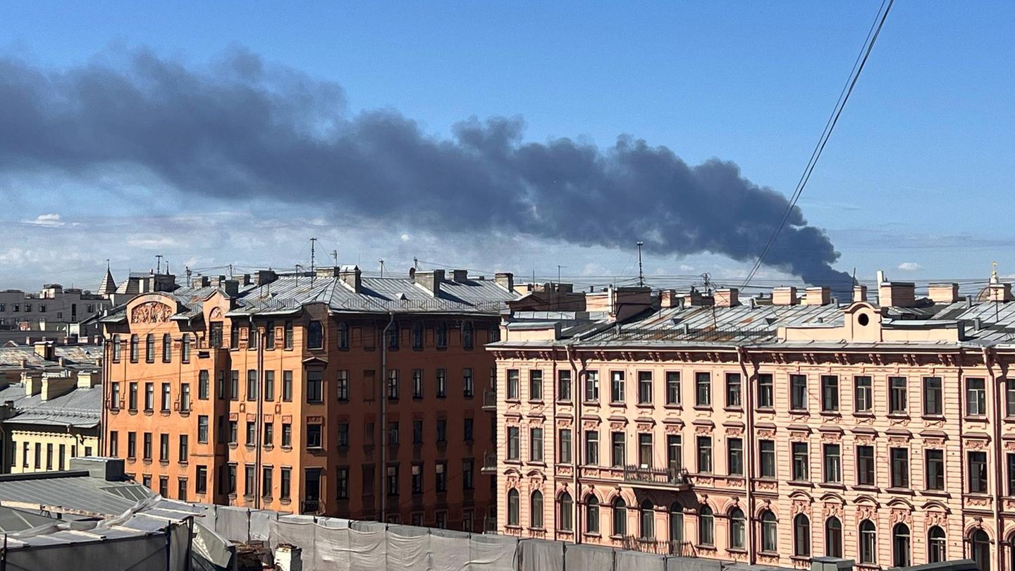 Schwarzer Rauch steigt auf nach gemeldeten ukrainischen Drohnenangriffen in St. Petersburg