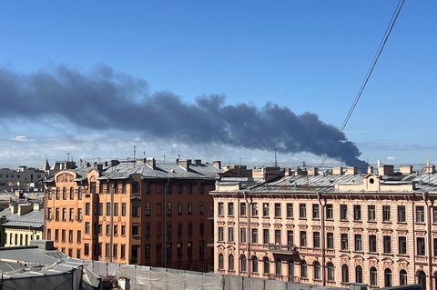Schwarzer Rauch steigt auf nach gemeldeten ukrainischen Drohnenangriffen in St. Petersburg