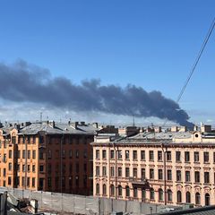 Schwarzer Rauch steigt auf nach gemeldeten ukrainischen Drohnenangriffen in St. Petersburg