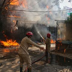 Bei einem Brand eines Gebäudes sind in Neu-Delhi zahlreiche Menschen gestorben. Foto: Manish Swarup/AP/dpa