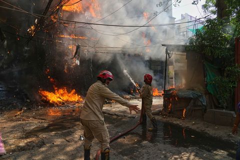 Bei einem Brand eines Gebäudes sind in Neu-Delhi zahlreiche Menschen gestorben. Foto: Manish Swarup/AP/dpa