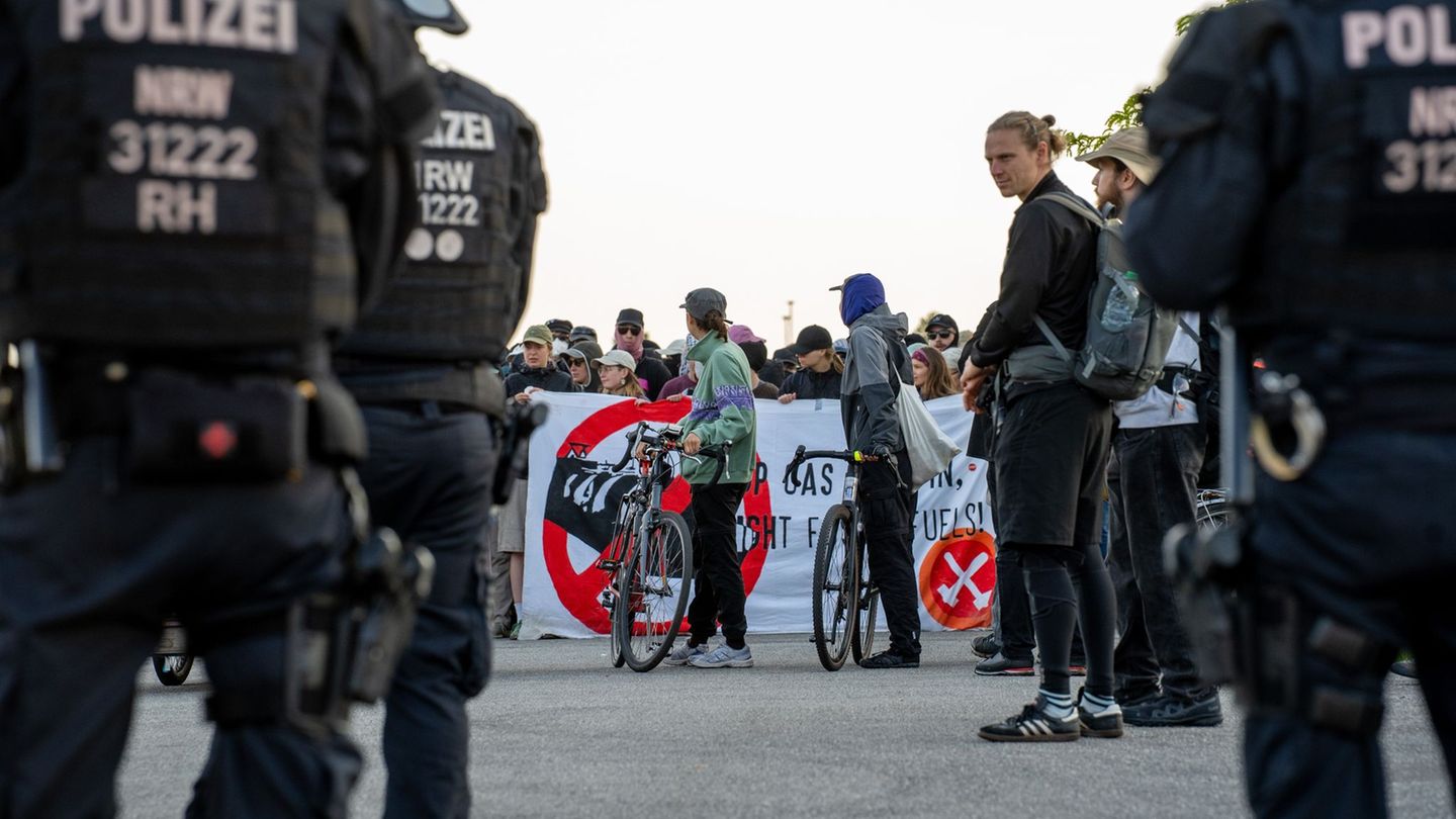 Polizisten und Demonstranten während des Klimacamps im Lippepark. (Archivbild) Foto: Max Lametz/dpa