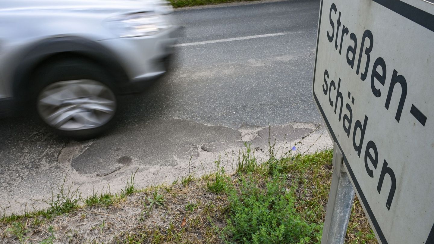 Ein Großteil von Brandenburgs Landesstraßen ist in einem sehr schlechten Zustand. (Archivbild) Foto: Patrick Pleul/dpa-Zentralbi