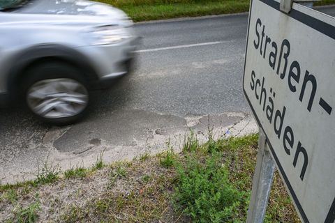 Ein Großteil von Brandenburgs Landesstraßen ist in einem sehr schlechten Zustand. (Archivbild) Foto: Patrick Pleul/dpa-Zentralbi