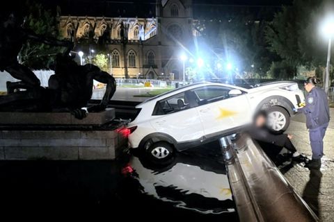 Auto im Archibald-Brunnen im Zentrum von Sydney