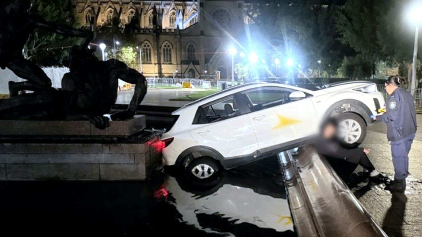 Auto im Archibald-Brunnen im Zentrum von Sydney