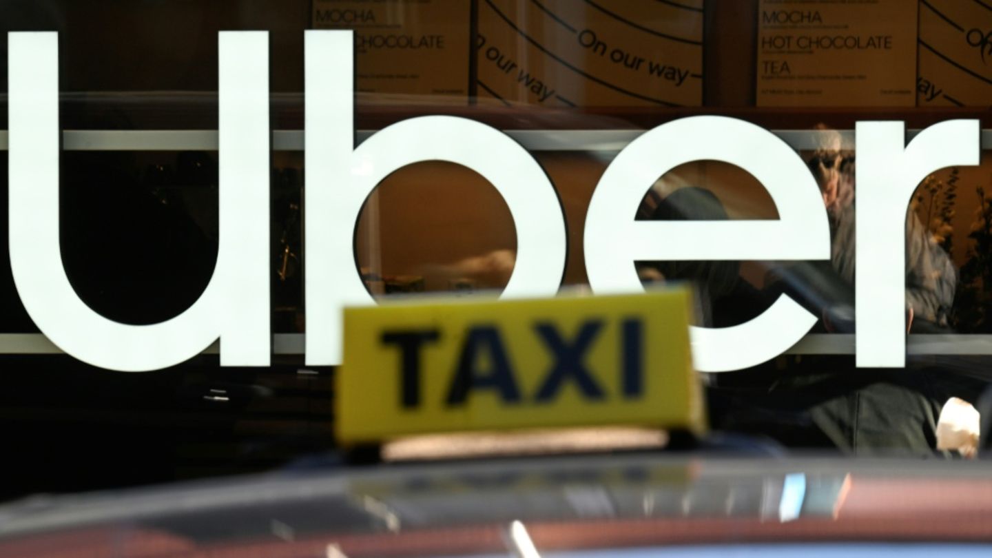 Taxi vor Uber-Logo