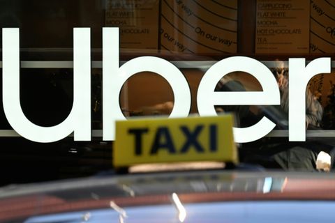 Taxi vor Uber-Logo