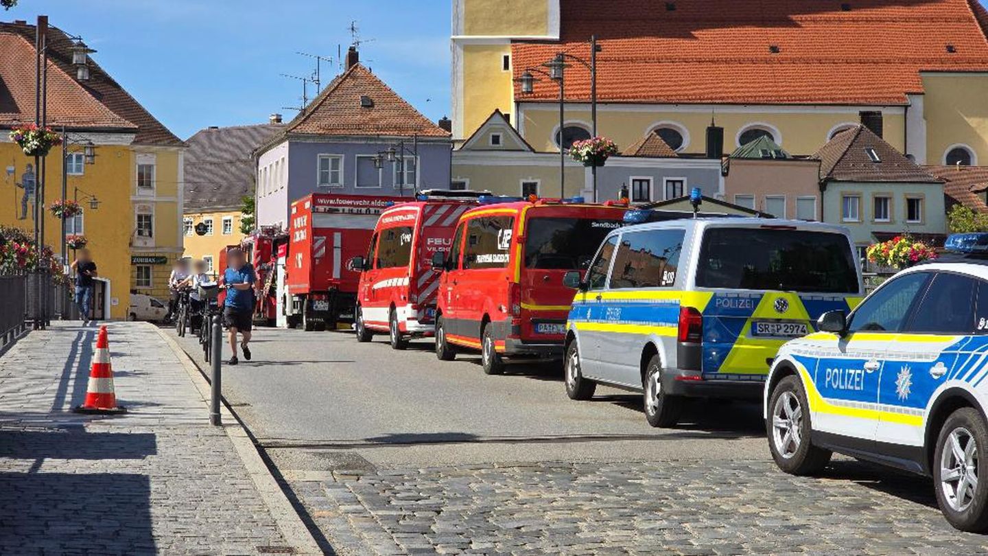 Die Feuerwehr verdünnte die Säure und leitete den Stoff in eine Kläranlage. Foto: --/Zema Median/dpa