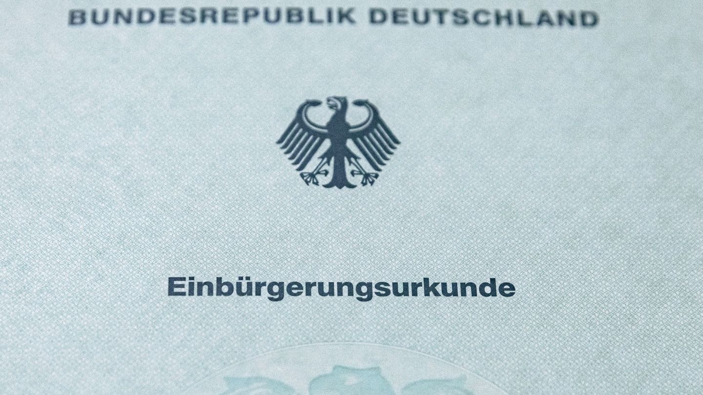 Eine deutsche Einbürgerungsurkunde ist in vielen Fällen ein begehrtes Dokument. (Symbolbild) Foto: Markus Scholz/dpa