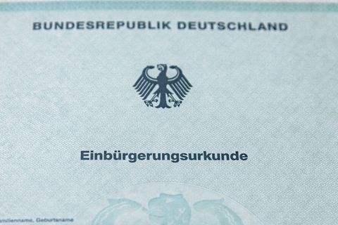 Eine deutsche Einbürgerungsurkunde ist in vielen Fällen ein begehrtes Dokument. (Symbolbild) Foto: Markus Scholz/dpa