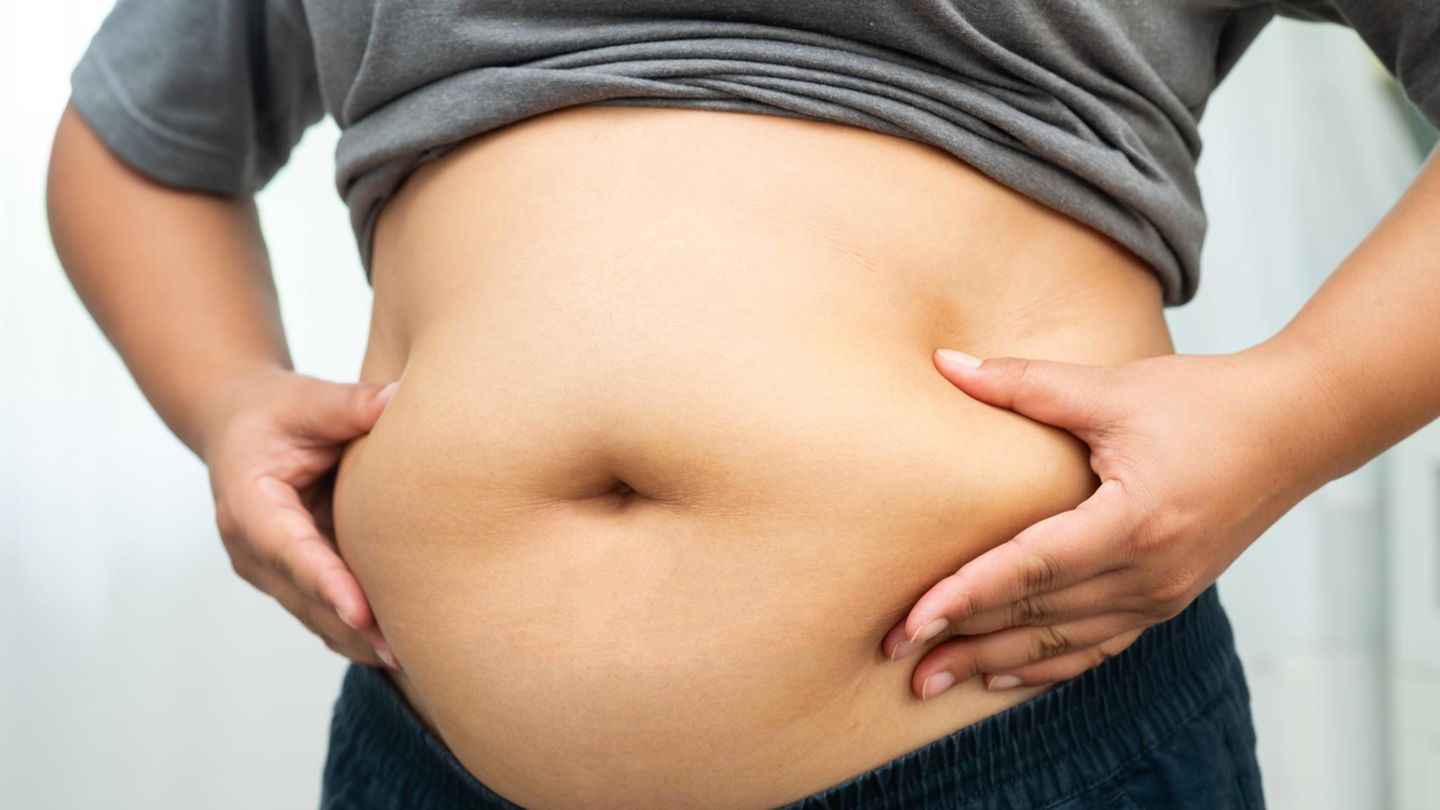 Abnehmpille: Frau hält ihren Bauch