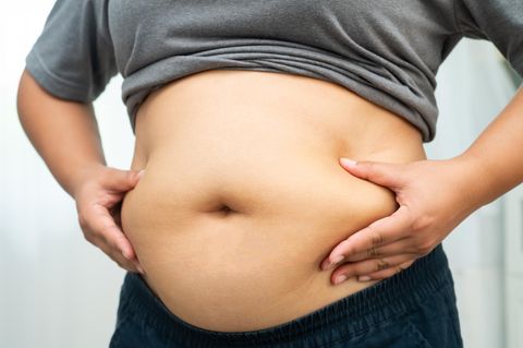 Abnehmpille: Frau hält ihren Bauch