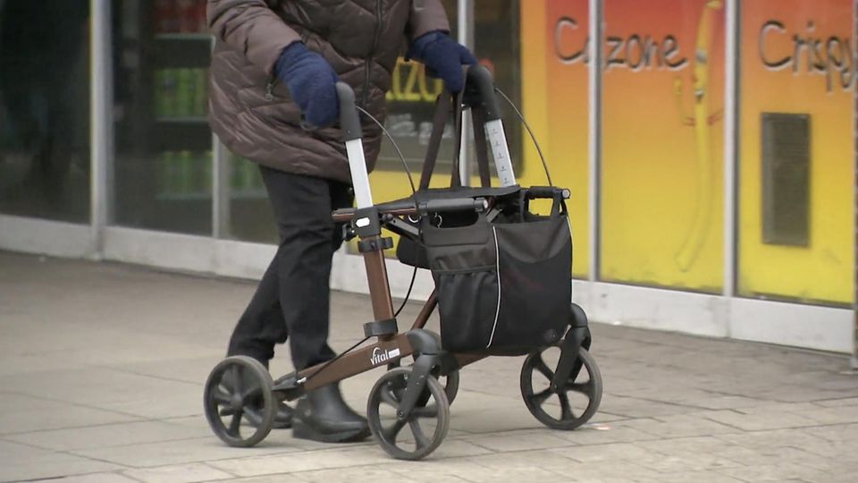 Eine Person mit Rolator
