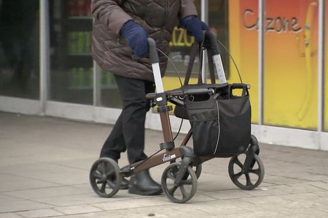 Eine Person mit Rolator
