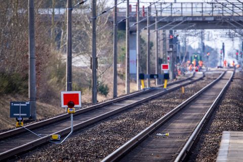 Die Sanierung der Strecke zwischen Hamburg und Berlin steht vor dem Abschluss. (Archivbild) Foto: Jens Büttner/dpa