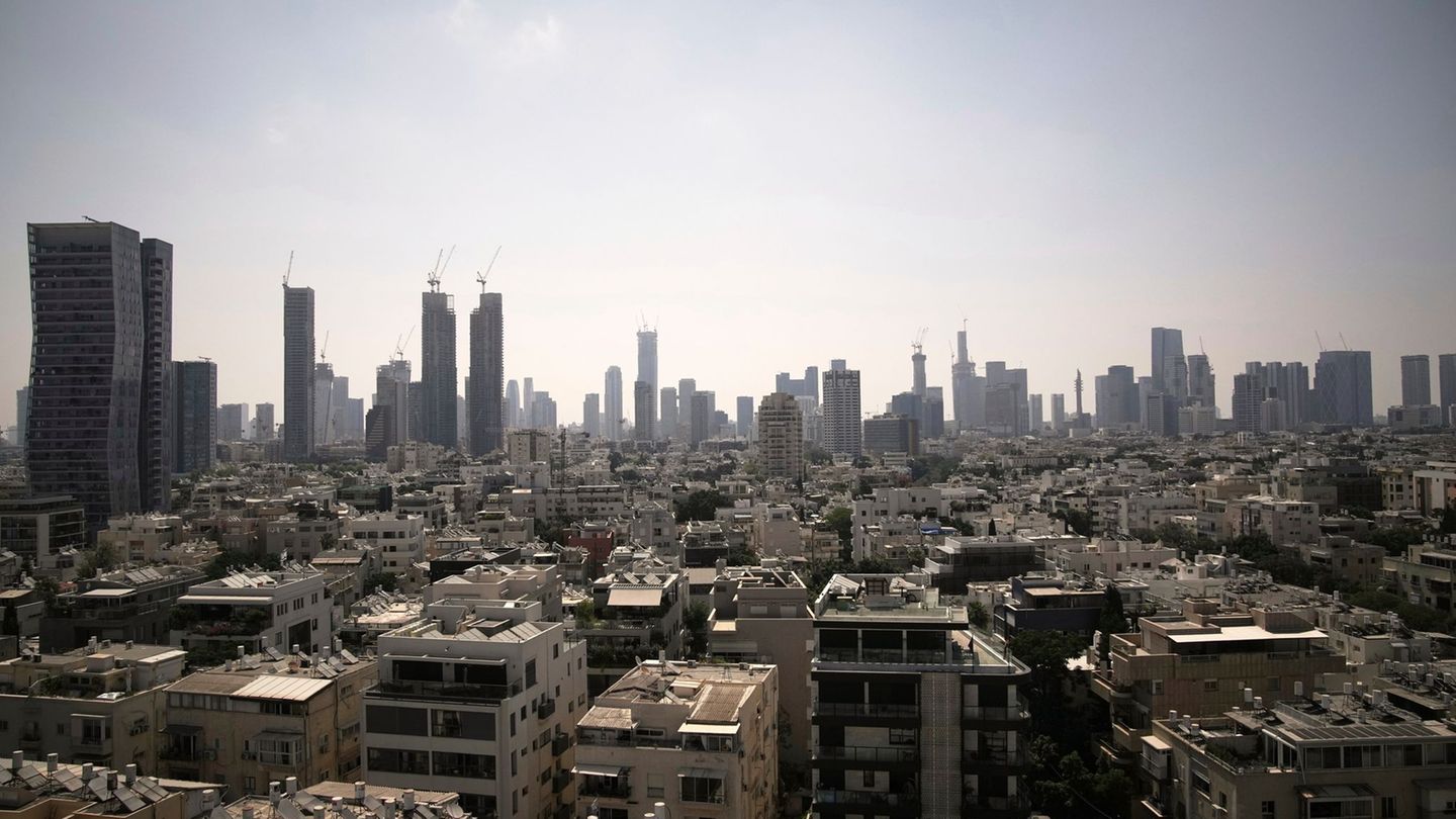 Tel Aviv - hier am Bild - und Haifa wurden seit 2024 mehrfach Ziel von Angriffen der Hisbollah. (Archivbild) Foto: Leo Correa/AP