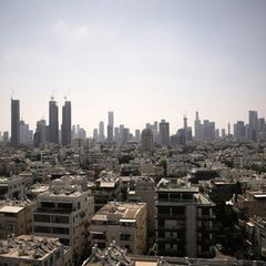 Tel Aviv - hier am Bild - und Haifa wurden seit 2024 mehrfach Ziel von Angriffen der Hisbollah. (Archivbild) Foto: Leo Correa/AP