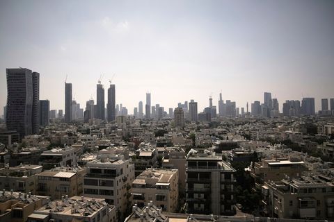 Tel Aviv - hier am Bild - und Haifa wurden seit 2024 mehrfach Ziel von Angriffen der Hisbollah. (Archivbild) Foto: Leo Correa/AP