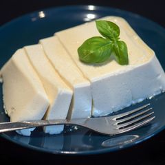 Die Grundzutat für Tofu ist die Sojabohne. (Symbolbild) Foto: picture alliance / Arno Burgi/dpa-Zentralbild/ZB