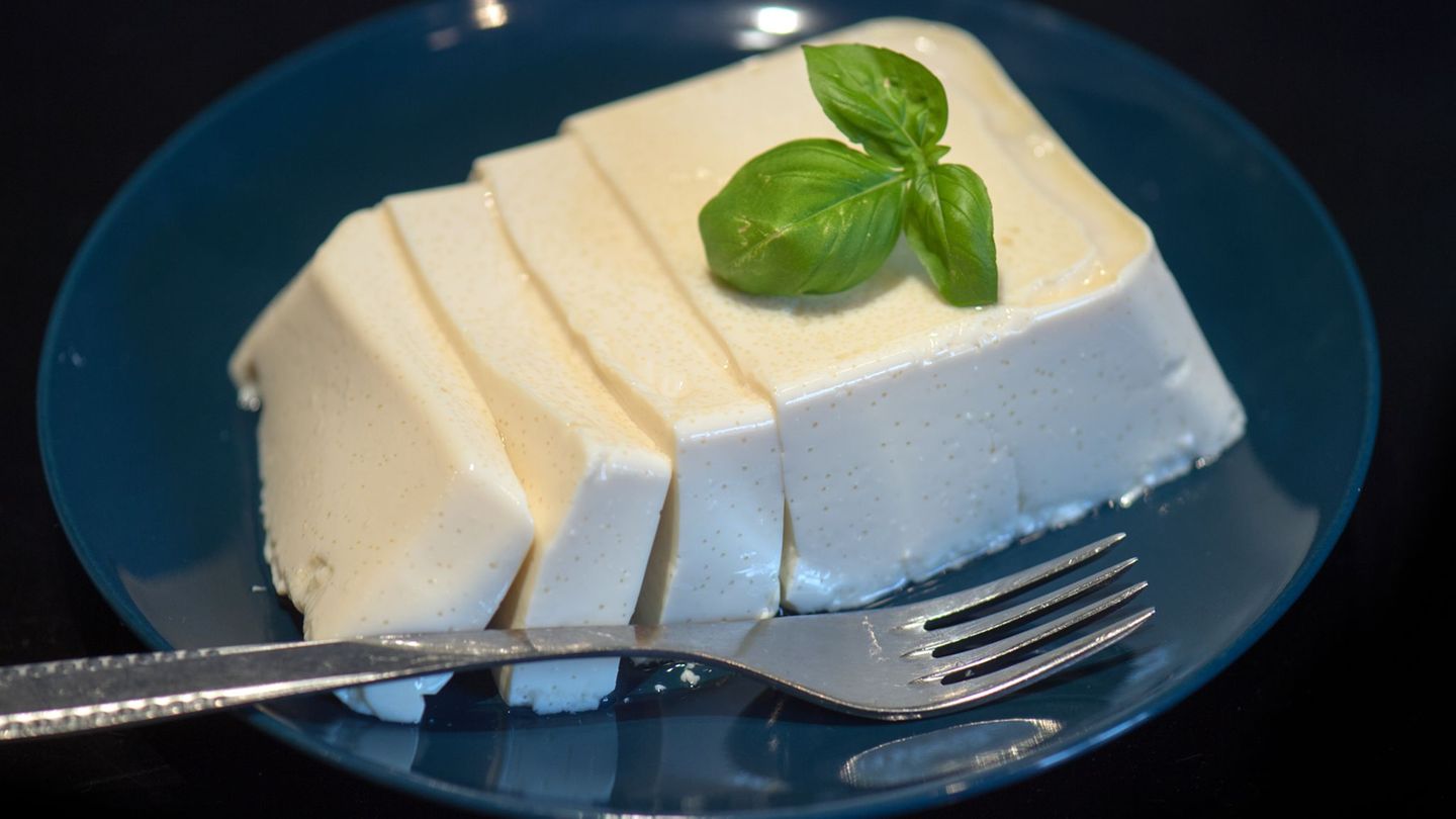 Die Grundzutat für Tofu ist die Sojabohne. (Symbolbild) Foto: picture alliance / Arno Burgi/dpa-Zentralbild/ZB
