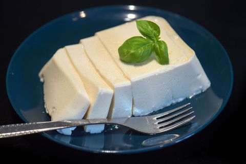 Die Grundzutat für Tofu ist die Sojabohne. (Symbolbild) Foto: picture alliance / Arno Burgi/dpa-Zentralbild/ZB
