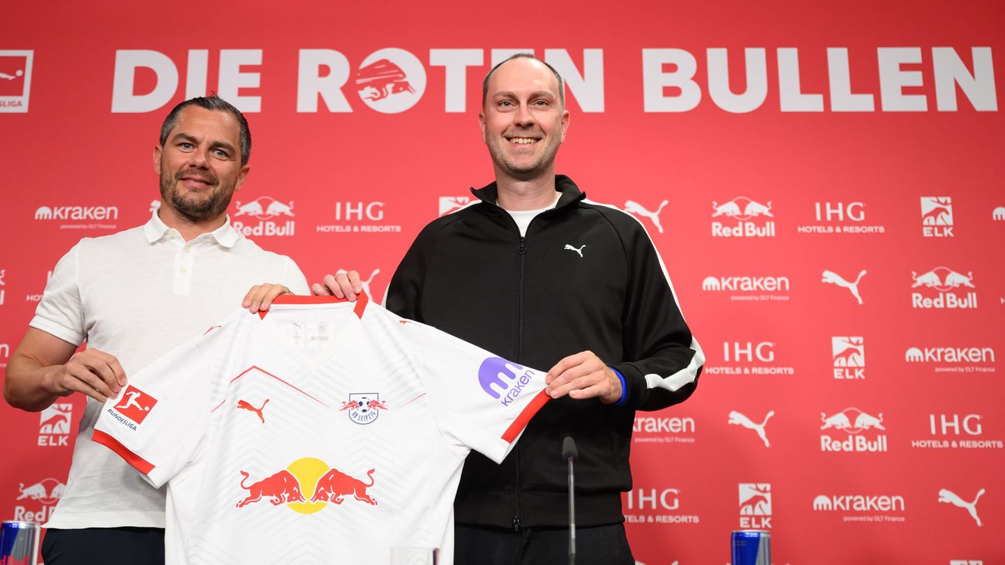 Neuer Vertrag für Ole Werner? Sporchef Marcel Schäfer (l) hat keine Eile. (Archivbild) Foto: Robert Michael/dpa