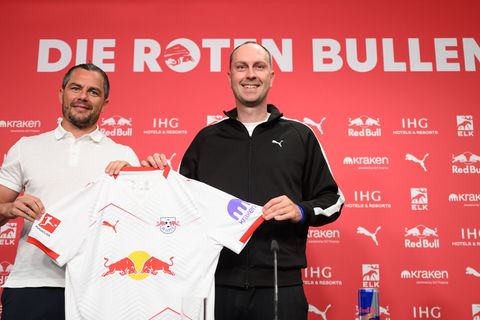 Neuer Vertrag für Ole Werner? Sporchef Marcel Schäfer (l) hat keine Eile. (Archivbild) Foto: Robert Michael/dpa