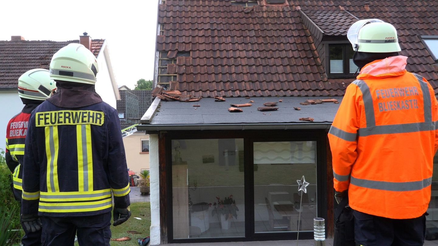 Zehn Häuser sollen von dem Unwetter betroffen sein. Foto: Thorsten Kremers/dpa