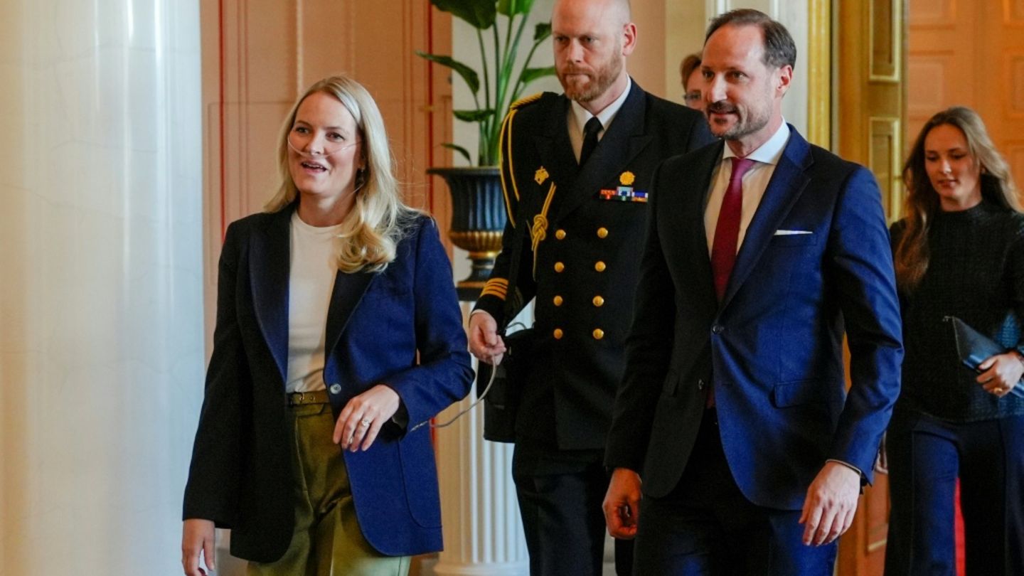 Mette-Marit und Haakon (v.) mit Ingrid Alexandra (h.r.)