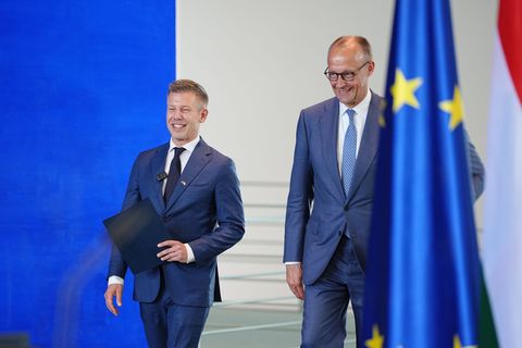 Gut gelaunt im Kanzleramt: Magyar und Merz. Foto: Kay Nietfeld/dpa