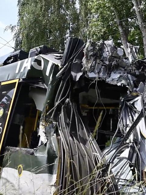 Eine Berliner Straßenbahn ist entgleist.